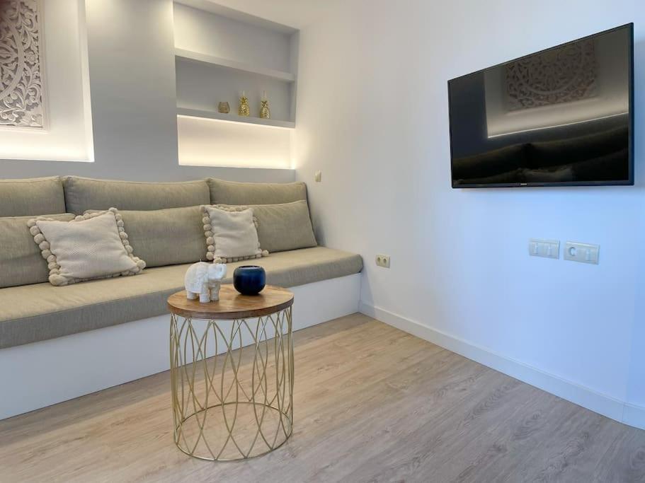 Apartamento Calma Beach Home 托雷莫利诺斯 外观 照片